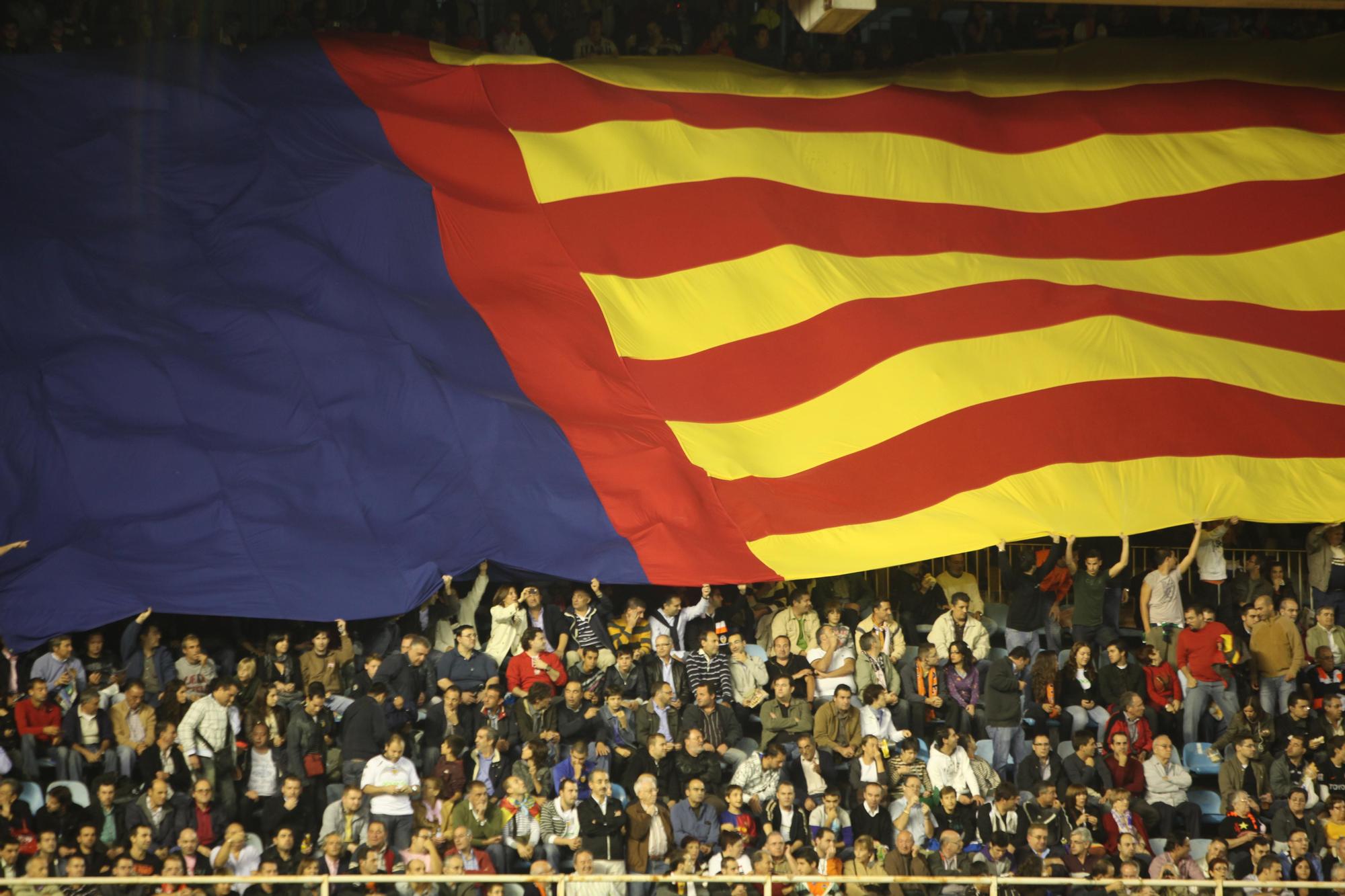 Históricos momentos mágicos de la grada de  Mestalla que pronto volverán