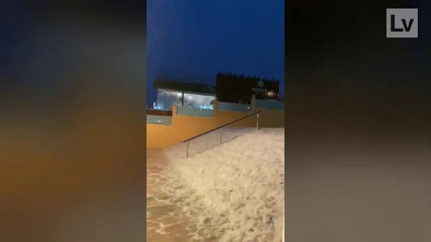 La lluvia convierte el paseo marítimo de Calp en una cascada