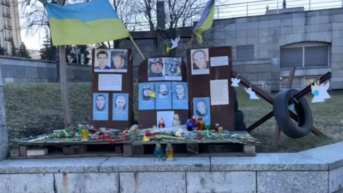 Carteles con fotografías de soldados ucranianos muertos y desaparecidos en Kiev.