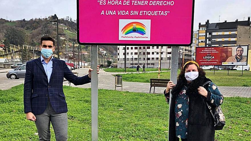 Simón Marcos y Gema Suárez, junto a una de las señales.