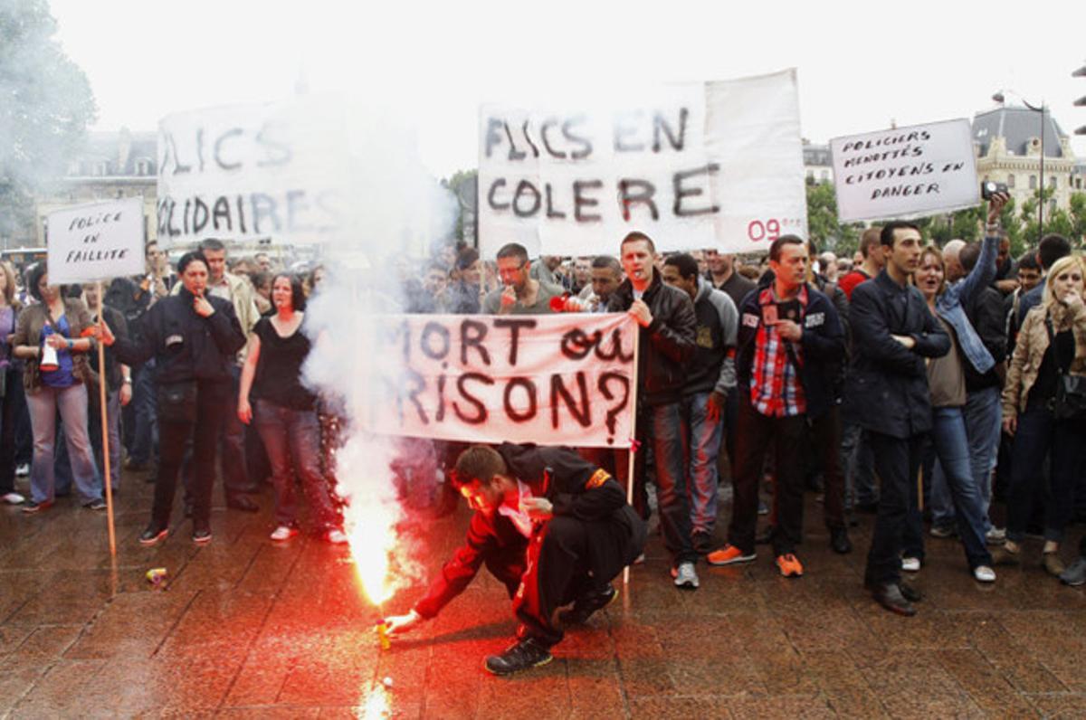 Policies francesos es manifesten al centre de París en protesta pel processament d’un company acusat de matar un delinqüent reincident el mes passat.