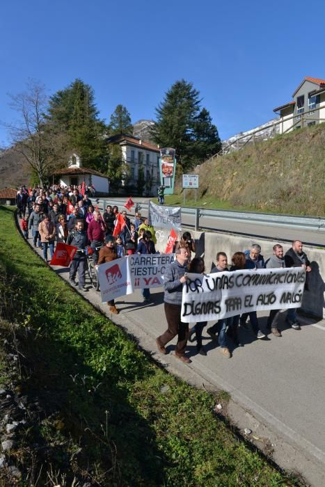 Marcha y corte de carretera en Campo de Caso para reclamar el arreglo de la carretera del puerto de Tarna