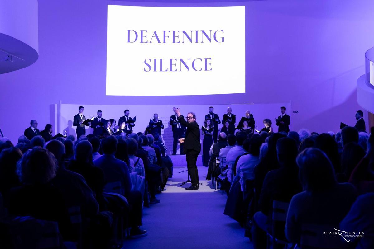 El coro de Luanco El León de Oro le grita al silencio