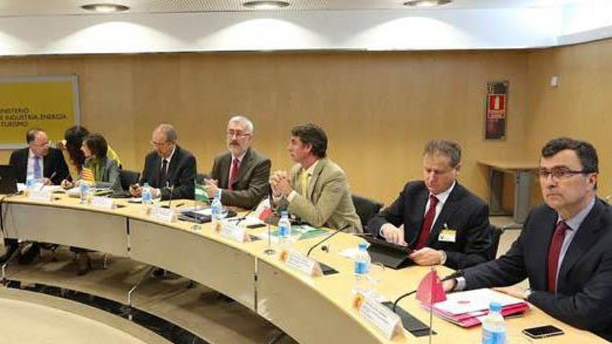 José Ballesta, portavoz del Gobierno (derecha), asistía ayer en Madrid a la reunión de la Comisión Sectorial de la Energía.