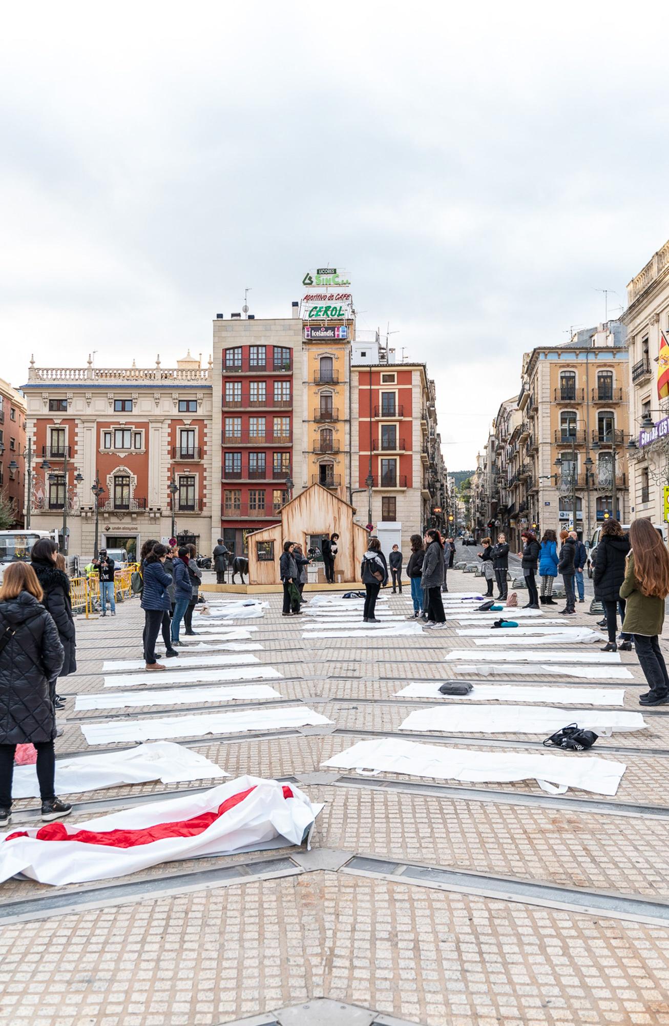 La artista Virginia Jordá pone en escena una "performance" con 38 mujeres envueltas en sudarios ocupando la plaza de España, como homenaje a las asesinadas a lo largo del año