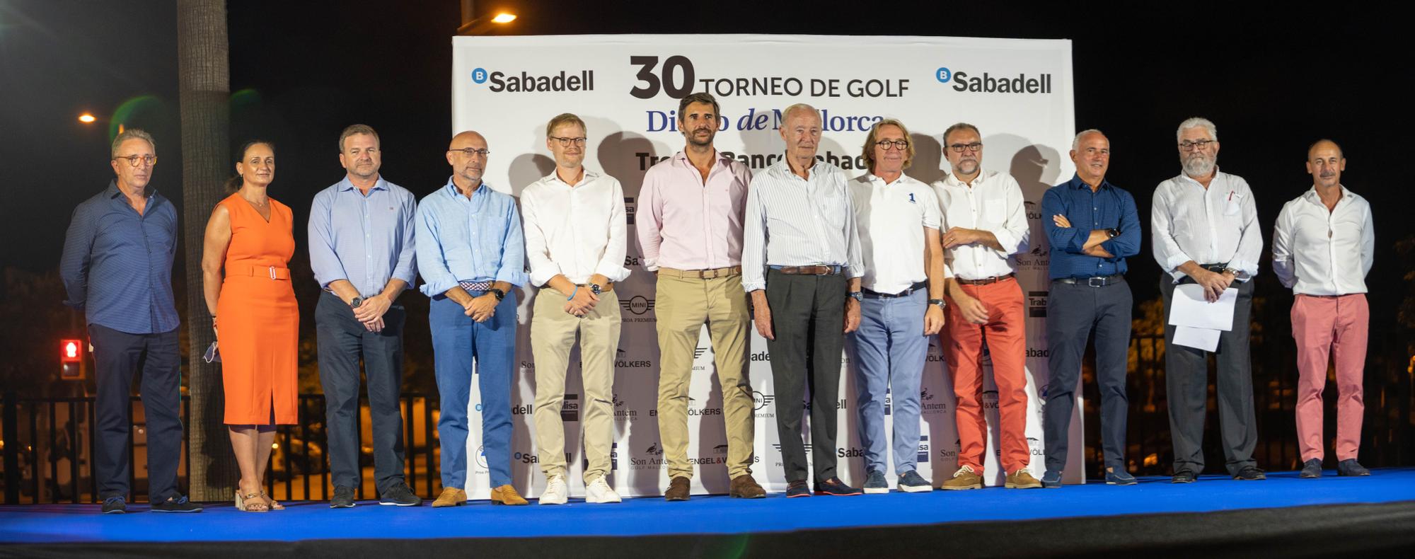 Foto de familia del patrocinador y los copatrocinadores de la pasada edición del torneo de golf en los jardines del Club Diario de Mallorca.