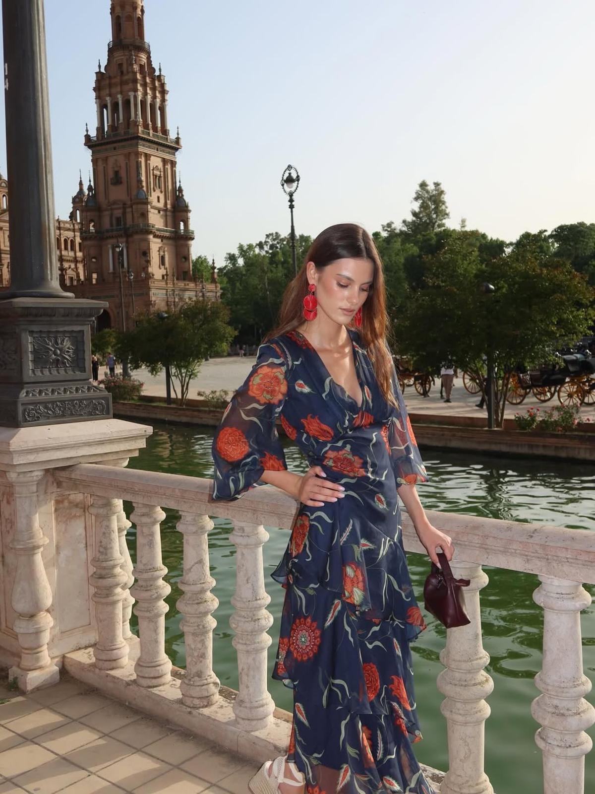 Carlota Melendi posa en la Plaza de España, en Sevilla.