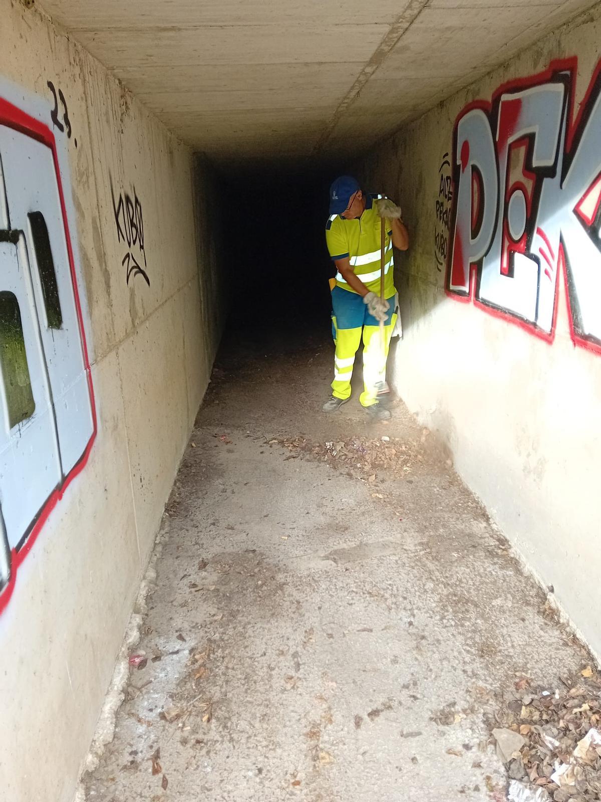 El Ayuntamiento intensifica la limpieza de barrancos y alcantarillado ante la previsión de lluvias durante esta semana.