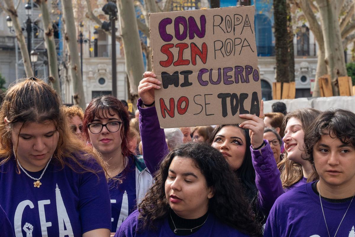 Una de las manifestaciones del 8M de  este domingo en Sevilla.
