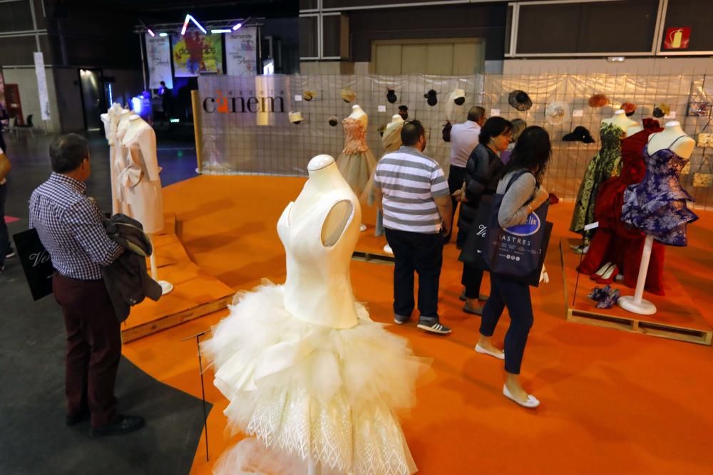 Mónica Oltra visita el puesto de la Escola d'Indumentària Tradicional Cànem en la Feria Fiesta y Boda