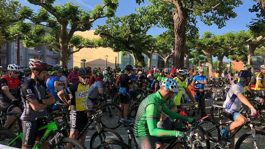 300 ciclistas gallegos en la Ruta BTT de Carral