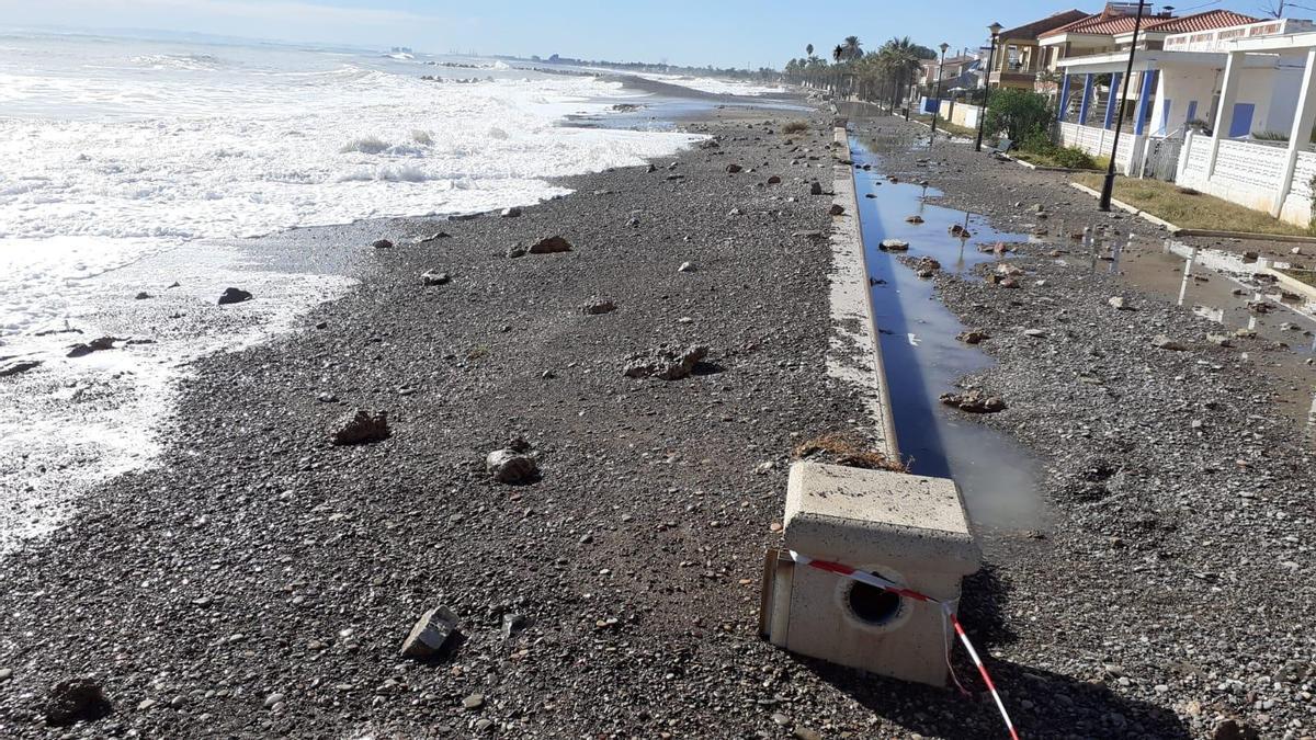 El litoral de Almenara también sufrió daños por los efectos del pequeño temporal maríitmo.