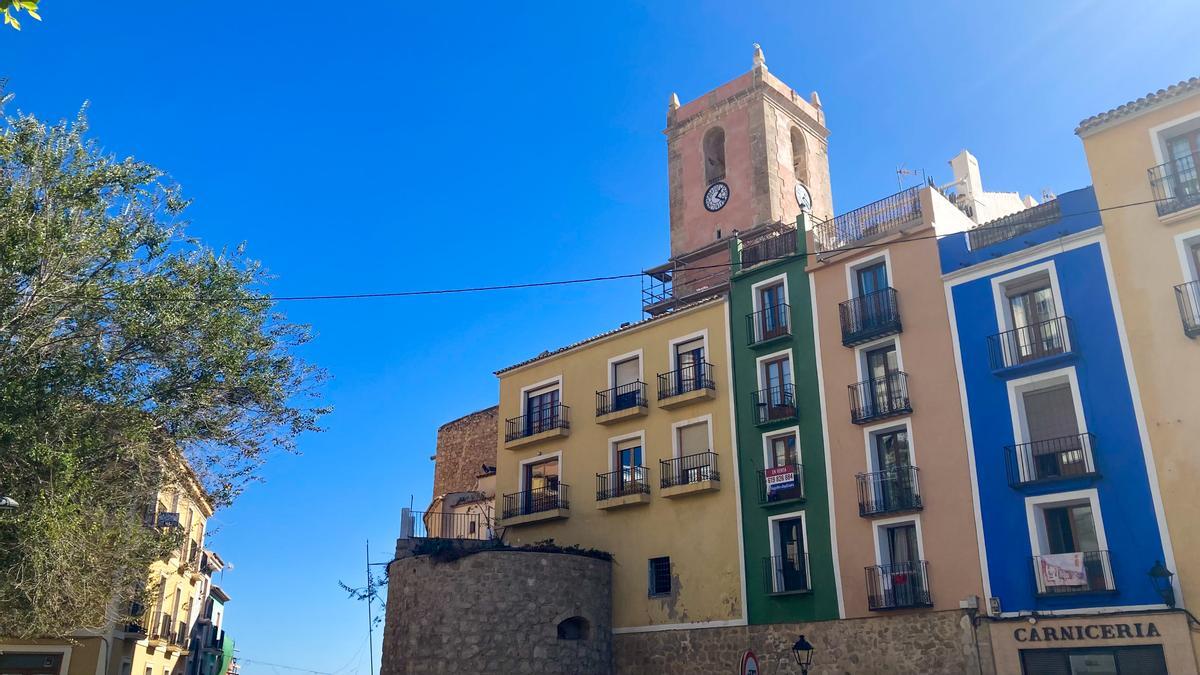 Vista panorámica de la torre y algunas de las casas colindantes, tan características de La Vila.