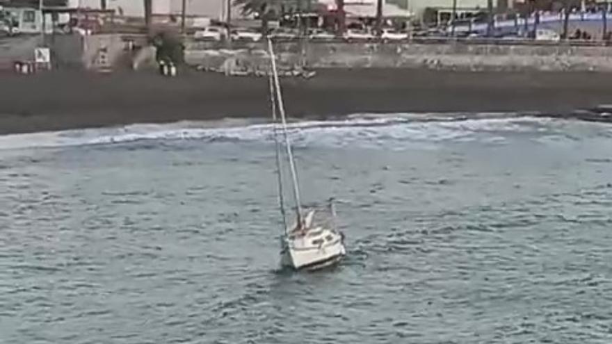 Marinero en tierra: un velero queda varado en una playa de Gran Canaria