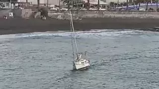 Marinero en tierra: un velero queda varado en una playa de Gran Canaria