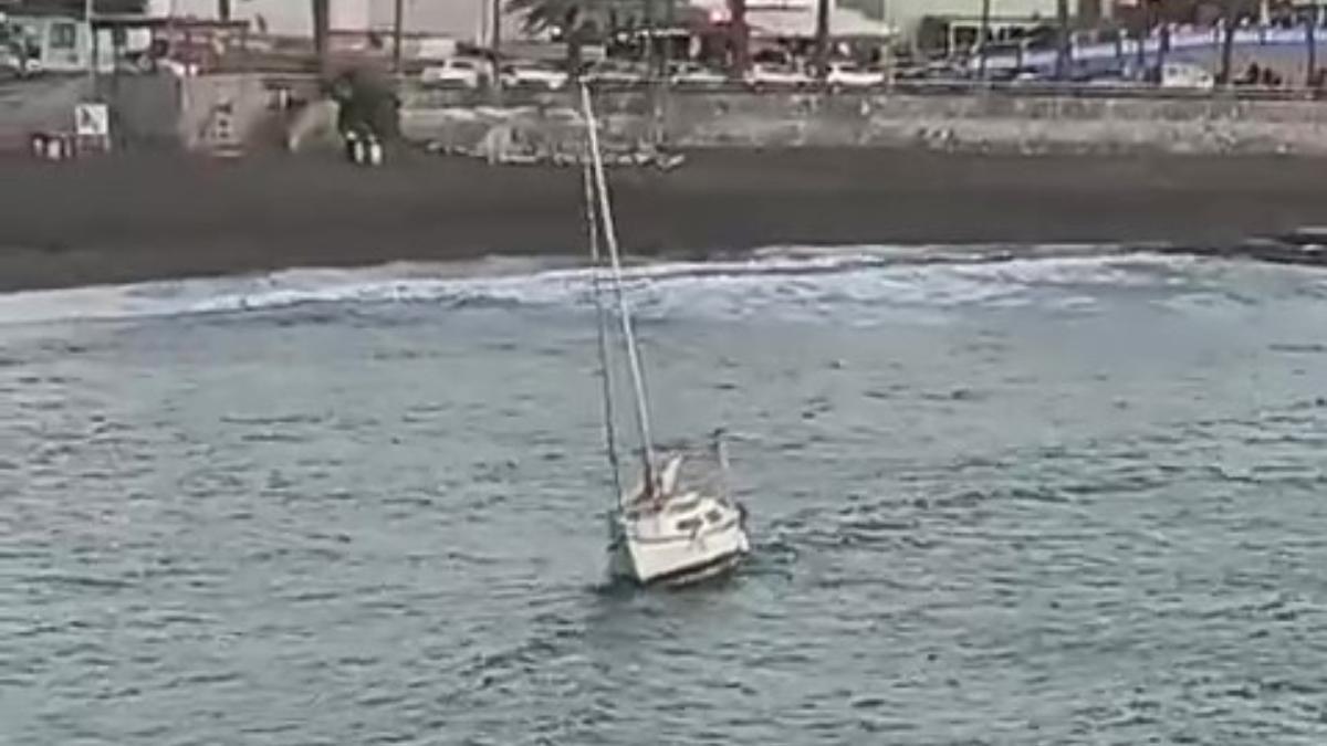 Imagen del velero encallado en la playa de Las Marañuelas, Arguineguín, el pasado jueves 28 de marzo de 2024.