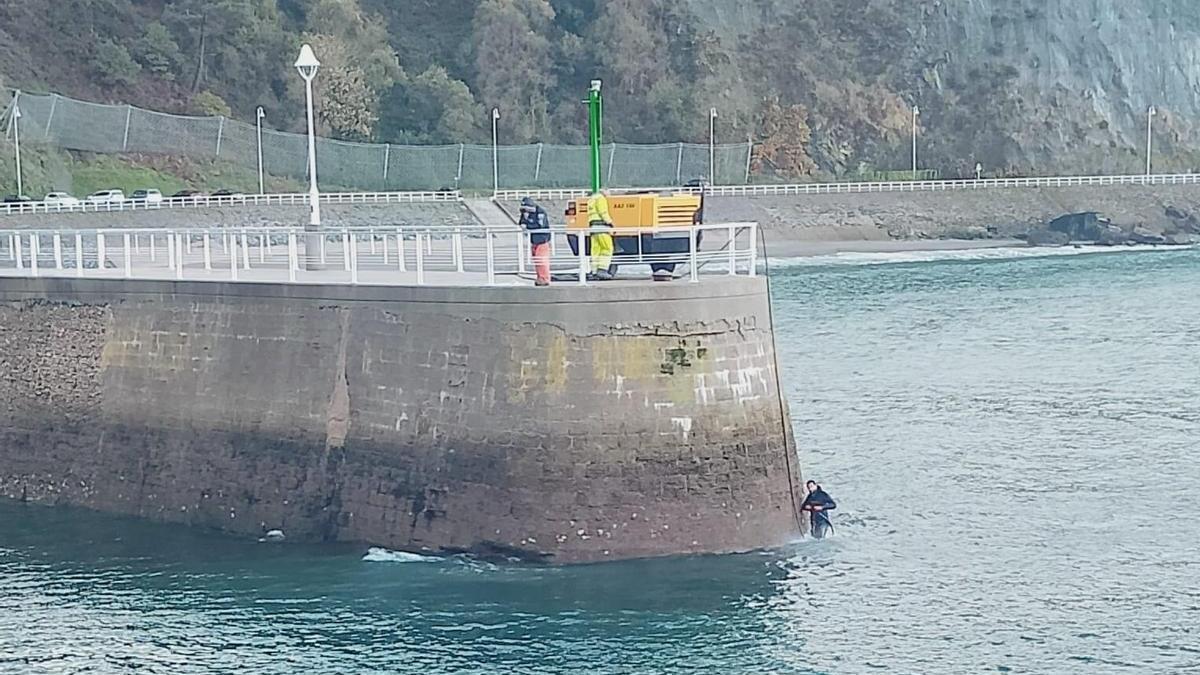 Un momento de los trabajos en el dique de Marchica de Luarca.