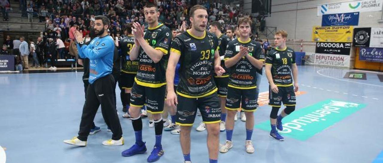 La plantilla del Frigoríficos tras finalizar su último partido en casa ante el Blendio Sinfín. | // SANTOS ÁLVAREZ
