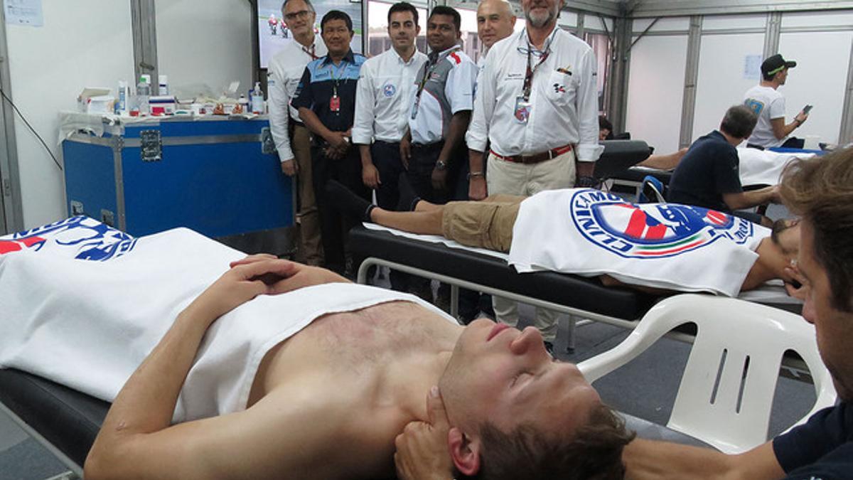 Los médicos Mir, Zasa, Polo y Charte, en Malasia, junto a Brandl