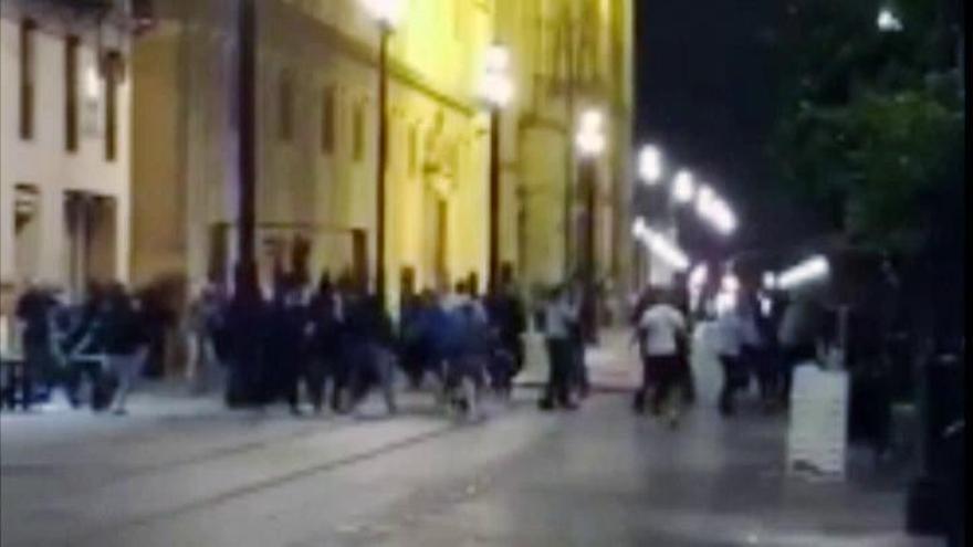 Batalla campal entre aficionados del Sevilla y del Dinamo de Zagreb