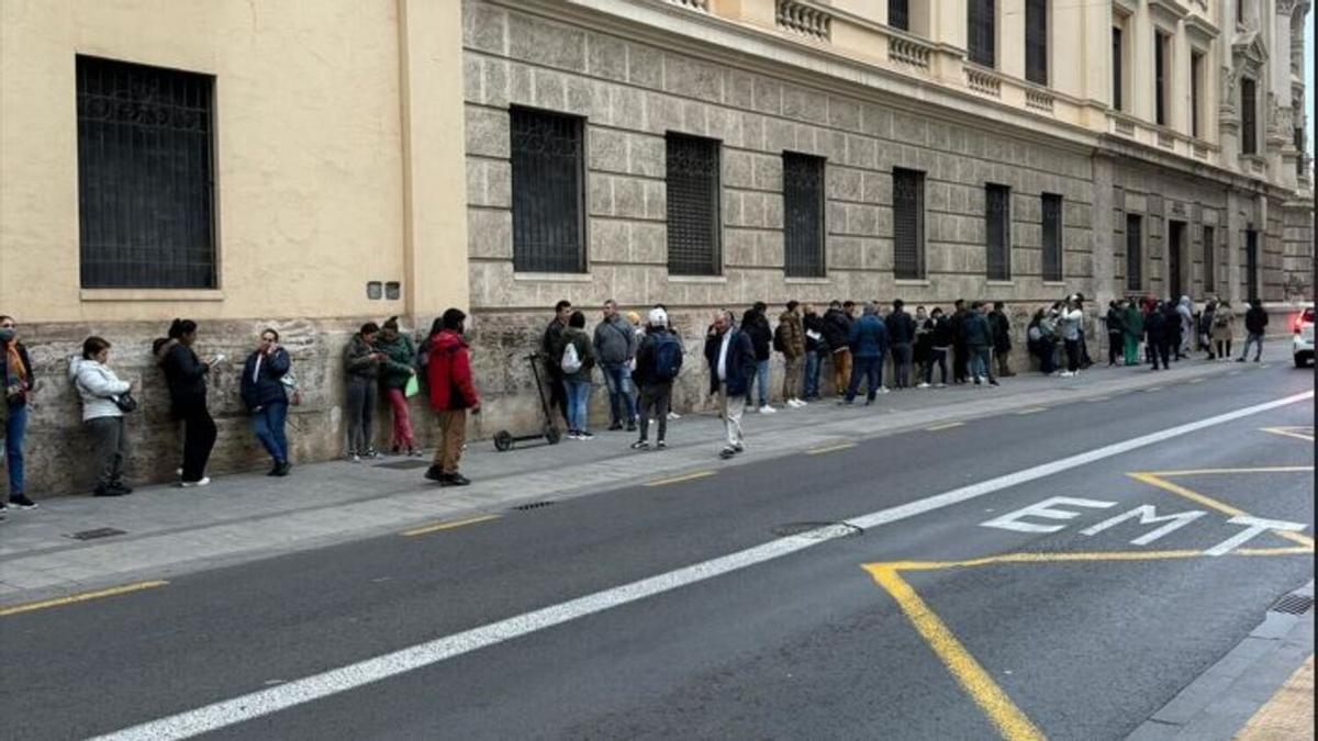 Colas en el servicio del padrón de València esta mañana.