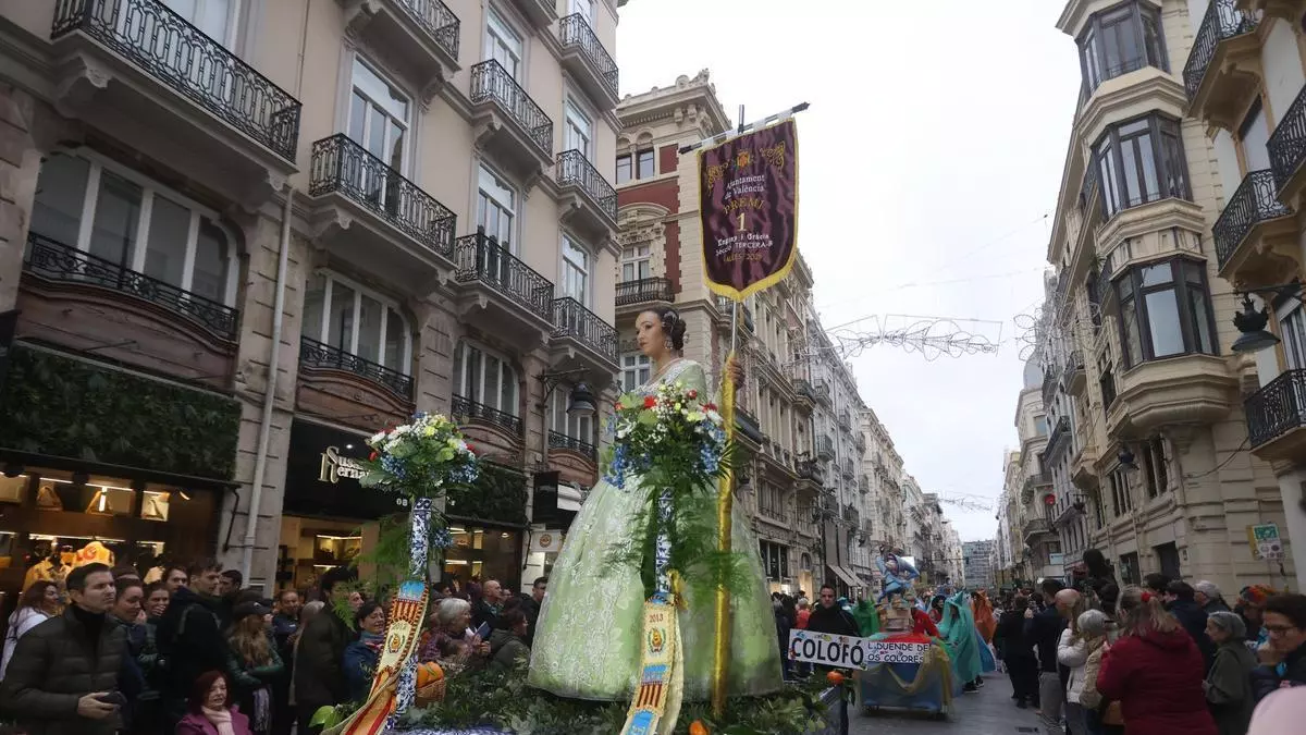 La primera pieza de la falla municipal llega tras una Cabalgata del Ninot que se muere