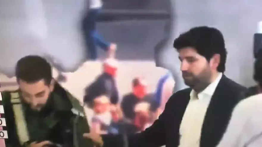 Polémica en Twitter con el "empujón" de López Miras a un fotógrafo