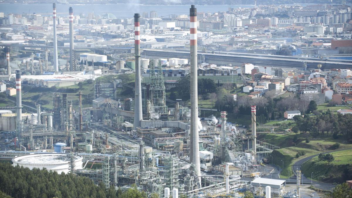 Las chimeneas de la Refinería, con A Coruña al fondo