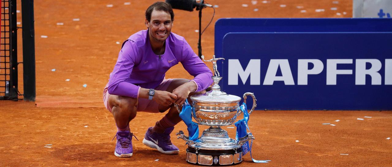 Nadal posa con el trofeo Conde de Godó, conquistado el domingo.