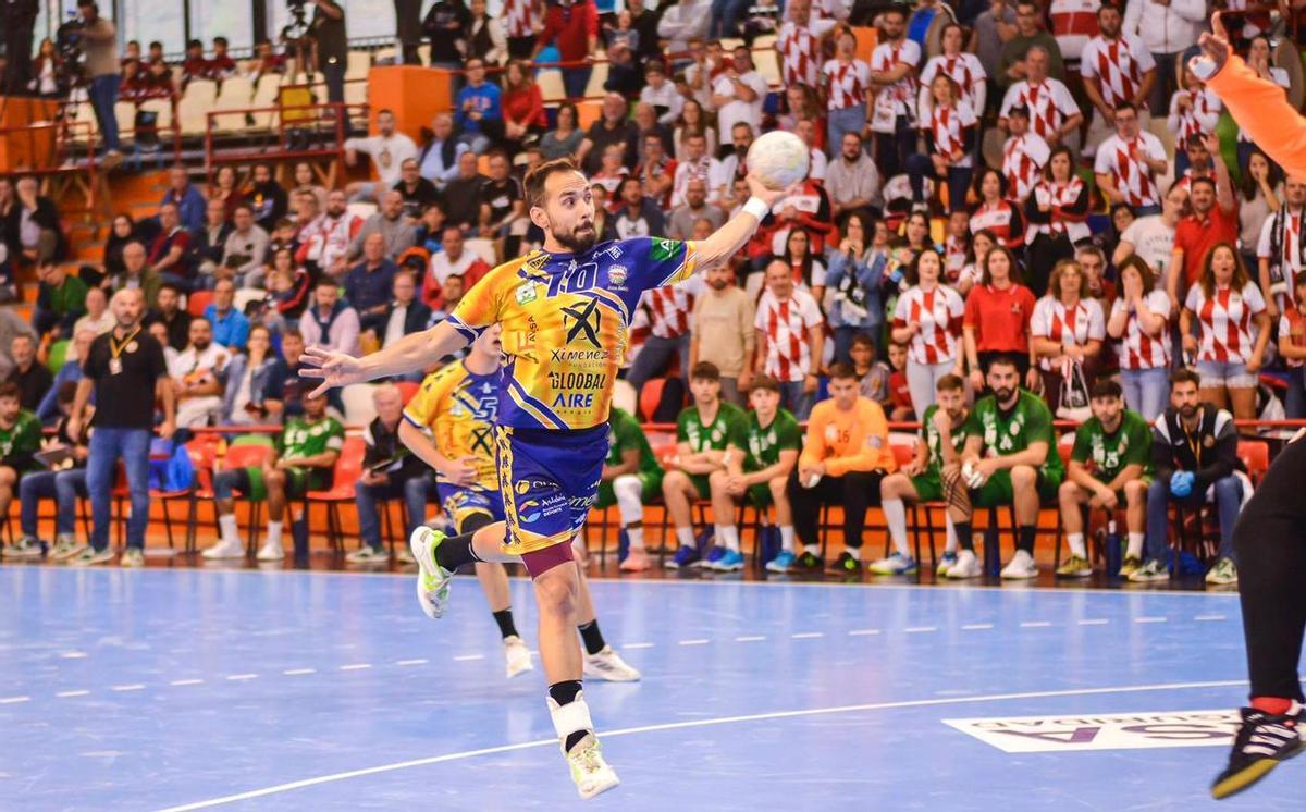 José Cuenca lanza a portería.