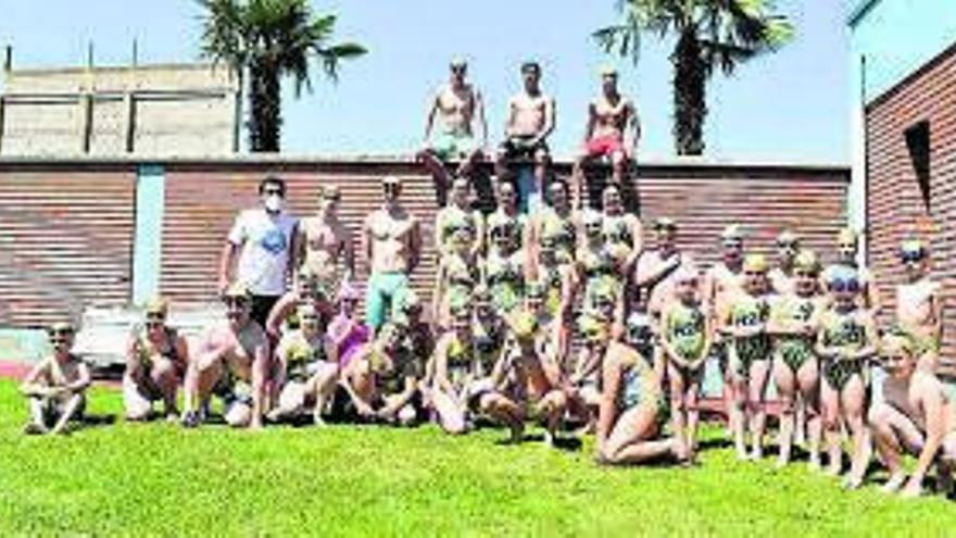 El club lo integran 38 jóvenes nadadores de la comarca. | SERVICIO ESPECIAL
