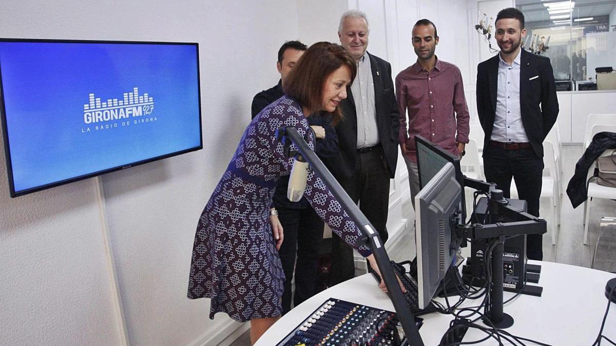L&#039;alcaldessa, Marta Madrenas, inaugurant les instal·lacions de la ràdio municipal de Girona l&#039;any 2019.