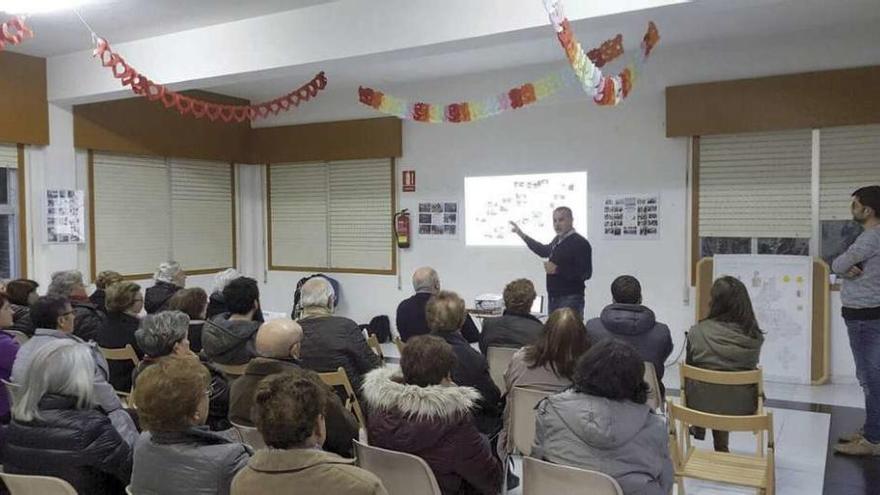 Reunión del alcalde, Óscar García Patiño, con los vecinos.