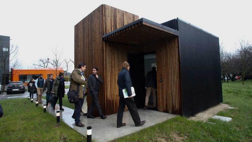 Los arquitectos asistentes a la jornada técnica entran en el prototipo de casa de acero que Arcelor ha montado en su centro avilesino de I+D.