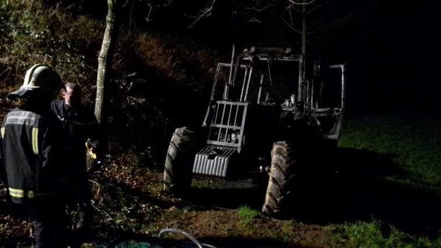 Estado en el que quedó el tractor quemado. // Bombeiros Deza-Tabeirós