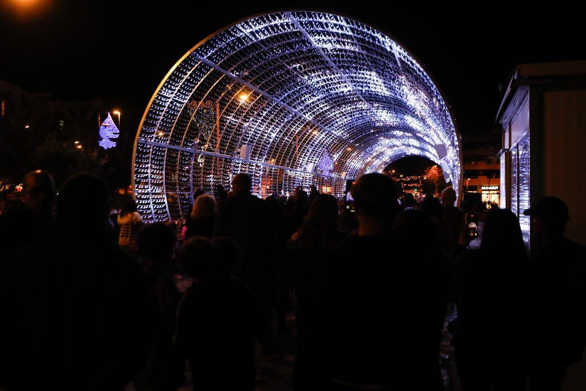 Galería: Juegos y risas en el túnel de luces del puerto de Ibiza