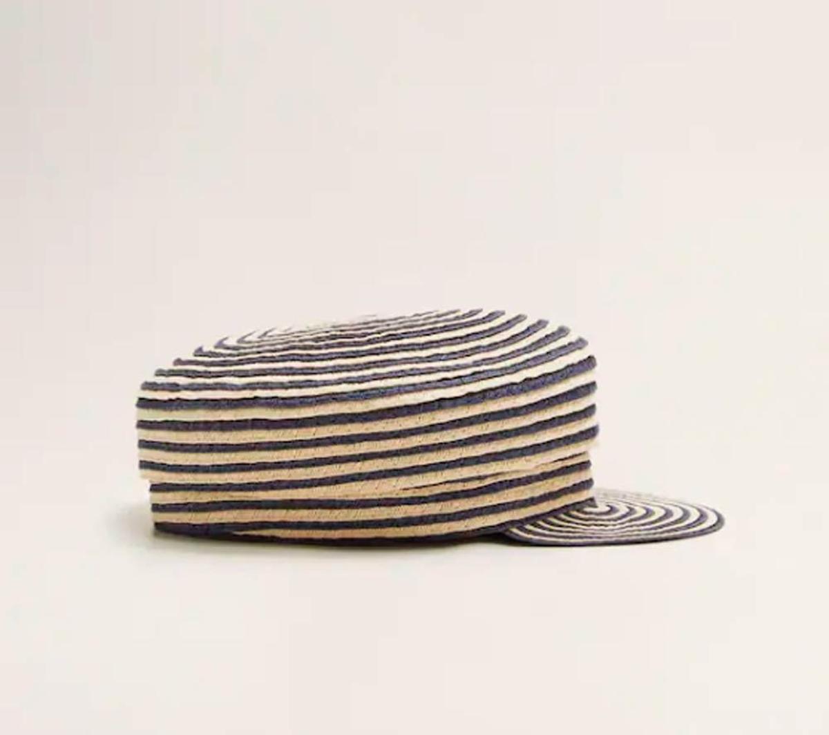 Sombrero de rafia de Mango Outlet. (Precio: 7,99 euros)