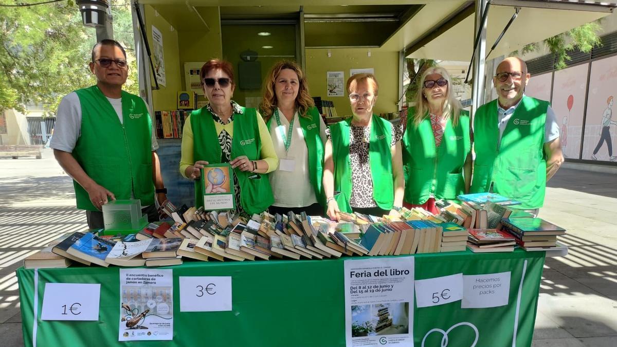 Feria del libro usado solidario de la Asociación contra el Cáncer, en la caseta de Santa Clara.