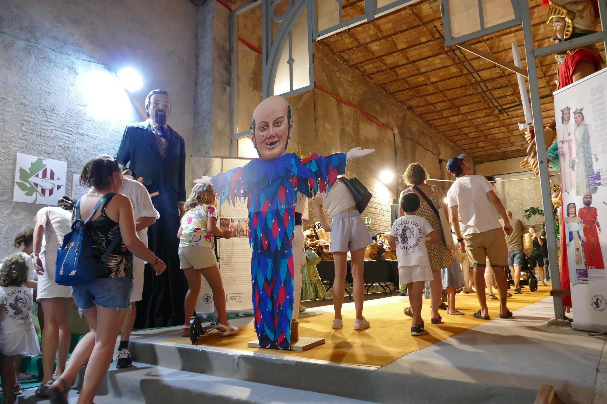Els gegants de Figueres animen les Festes de Sant Pere amb el ball del seguici i una exposició