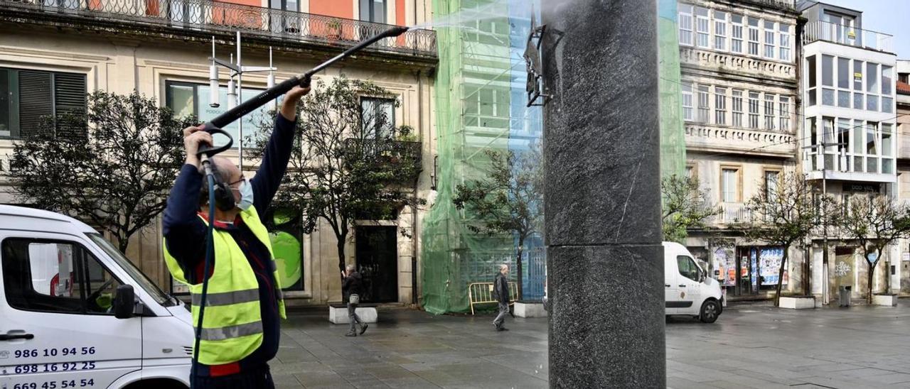 Limpieza del monumento a Alexandre Bóveda, en la Praza de Curros Enríquez.   | // RAFA VÁZQUEZ