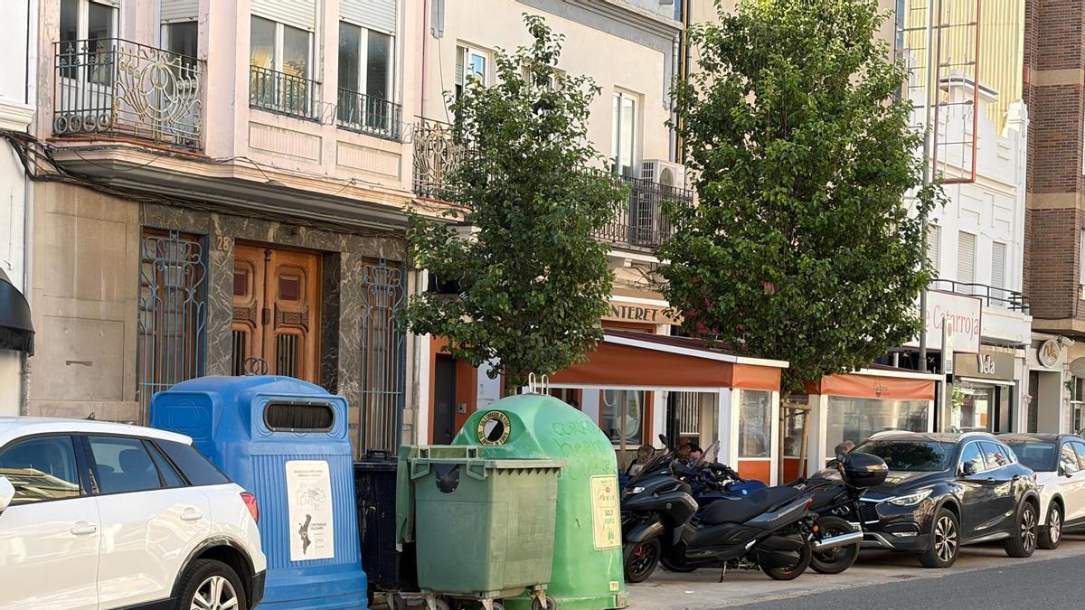 Una zona de conetenedores en la calle Ramón y Cajal.