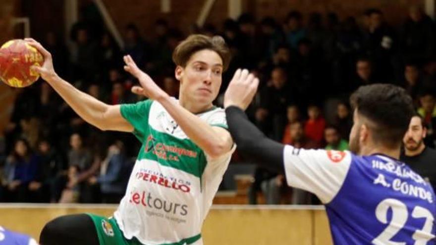 Sergi Mach busca un llançament en un partit d&#039;aquesta temporada al Blanc-i-Verd.