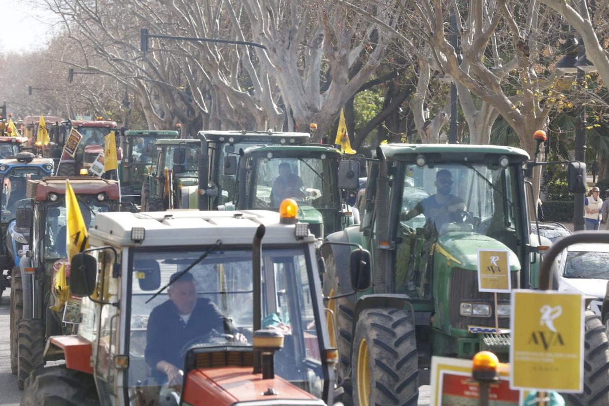 Colapso en las calles de València en el inicio de la tractorada por el acuerdo de la UE y el Mercosur