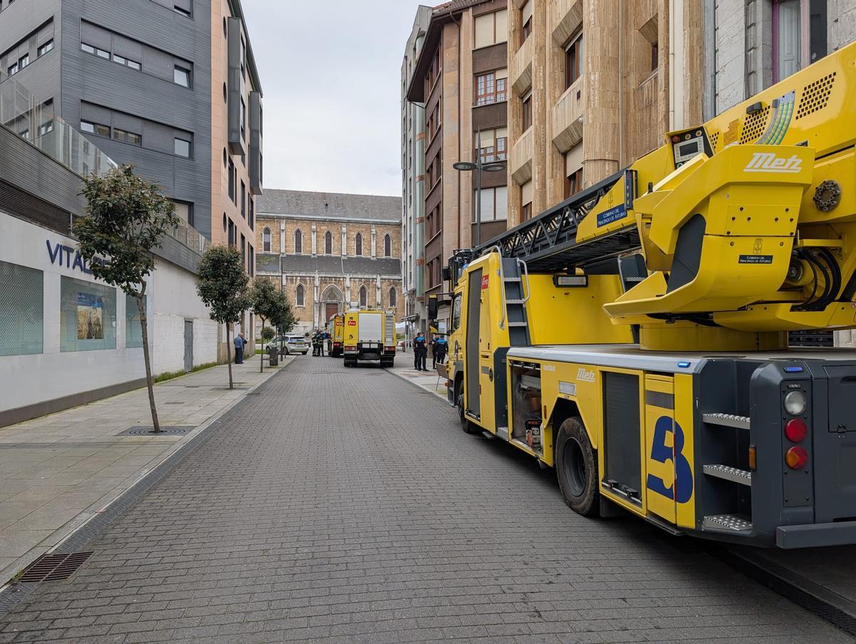 Despliegue de Bomberos, ayer, en la calle Pedro Menéndez.