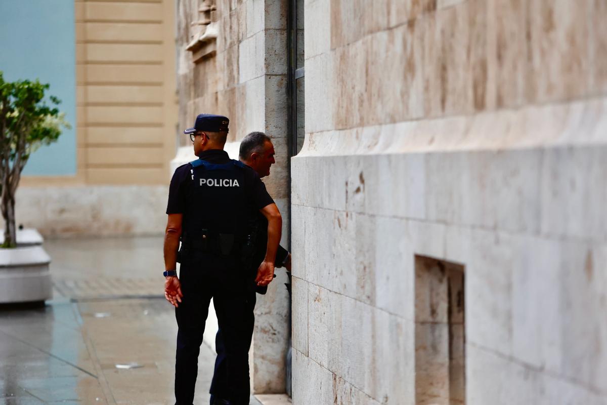 Francisco Gan Pampols entra en el Palau de la Generalitat, este Nou d'Octubre.