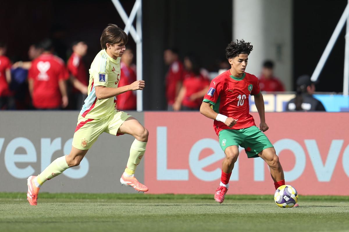 Andrés Cuenca, junto a El Haddad en el Marruecos - España Sub-20