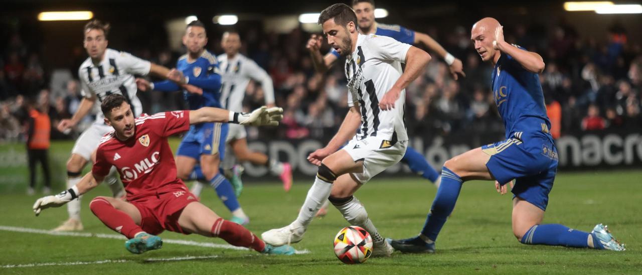 El albinegro Sergio Moyita, en acción, durante el duelo contra el Linares en Castalia en la primera vuelta.