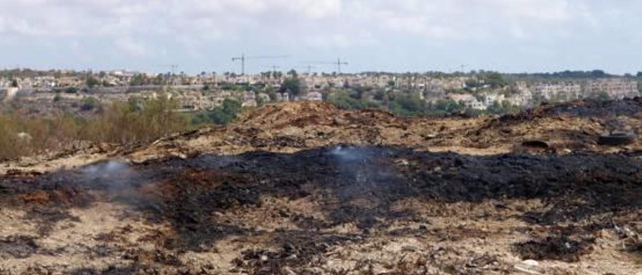 Imagen de una de las lomas formadas por basura en el vertedero de Pilar de la Horadada que sigue registrando combustiones.