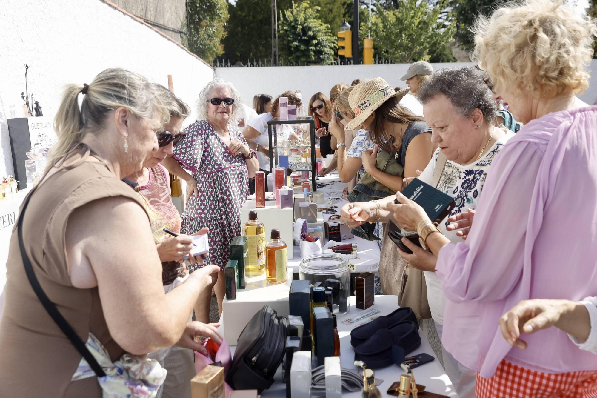 El mercadillo solidario en La Guía a beneficio de la Casa de Acogida ya está en marcha (en imágenes)