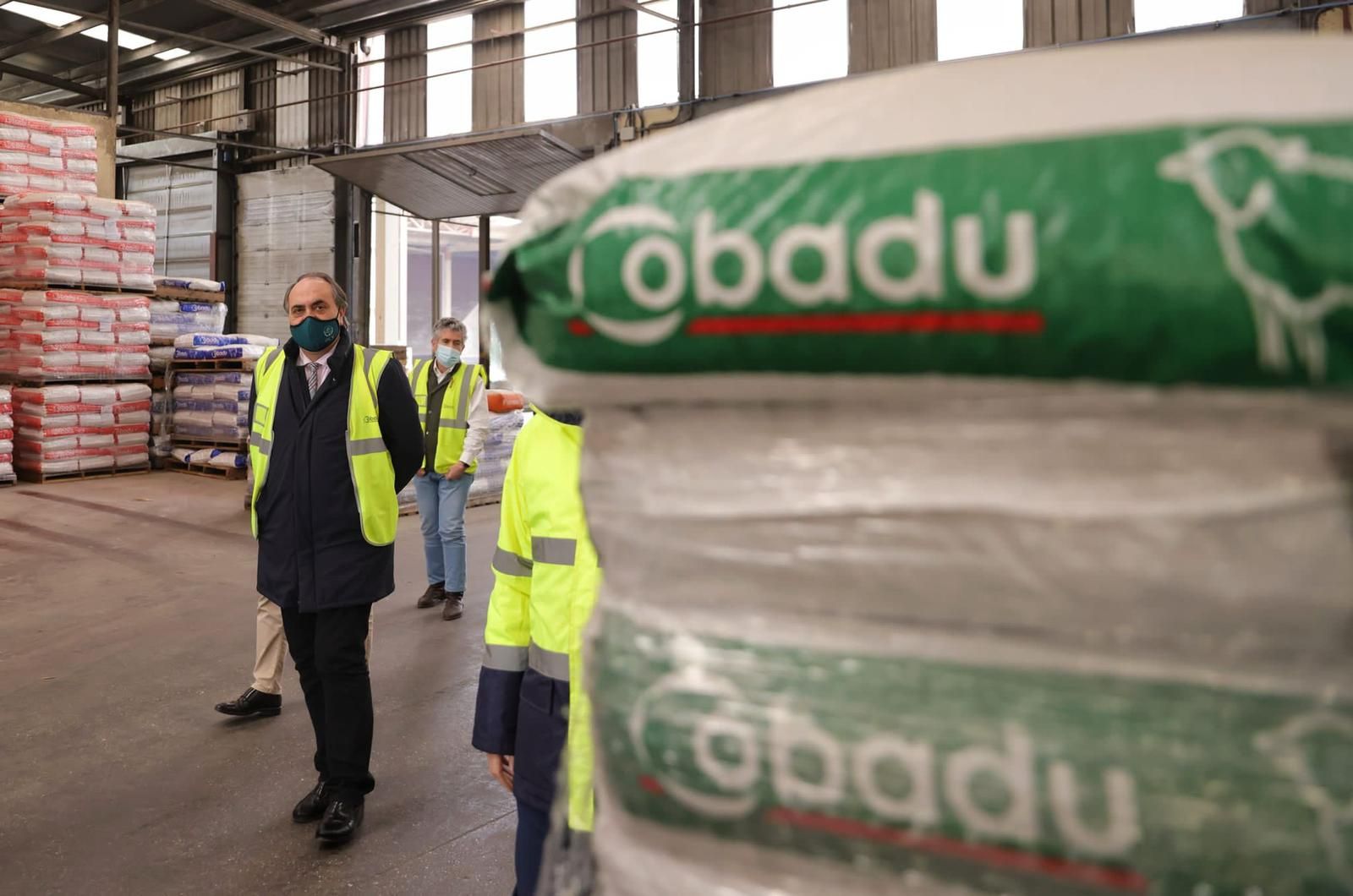 Los miembros del Consejo General de Colegios Veterinarios de España visitan las instalaciones de Cobadu.